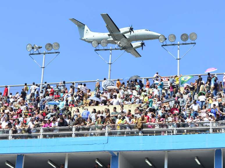 <p>O auge do evento foi a passagem dos aviões da FAB, que deram um voo rasante na avenida do Sambódromo e levantaram o público </p>