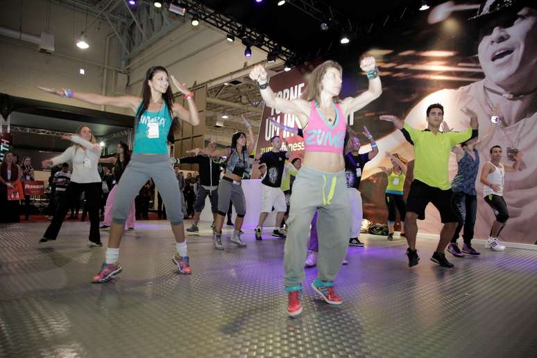 <p>A 14ª edição da feira IHRSA Fitness Brasil reuniu personalidades do esporte e da TV nos últimos três dias no Transamérica Expo Center. Entre as atrações, a feira ofereceu aula de zumba para os visitantes</p>