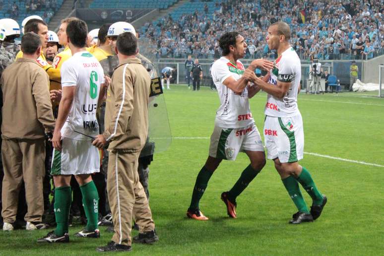 <p>Jogadores da Portuguesa partiram para cima de juiz após marcação de pênalti controverso e expulsão de zagueiro por reclamação</p>