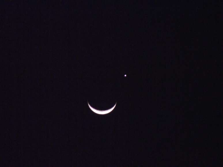 <p>Lua vai ocultar o planeta Vênus, que pode ser facilmente observado à olho nu nesta época</p>