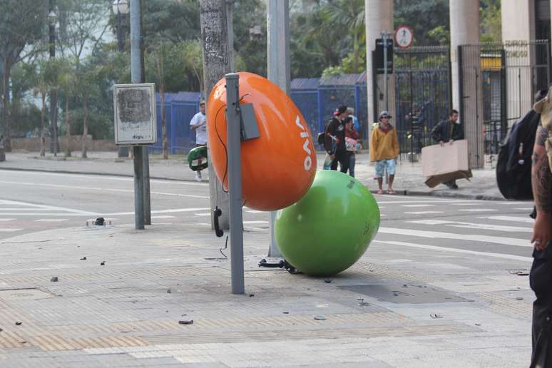 Orelhão foi vandalizado por manifestantes em meio a protesto, no largo São Francisco, no centro da capital paulista