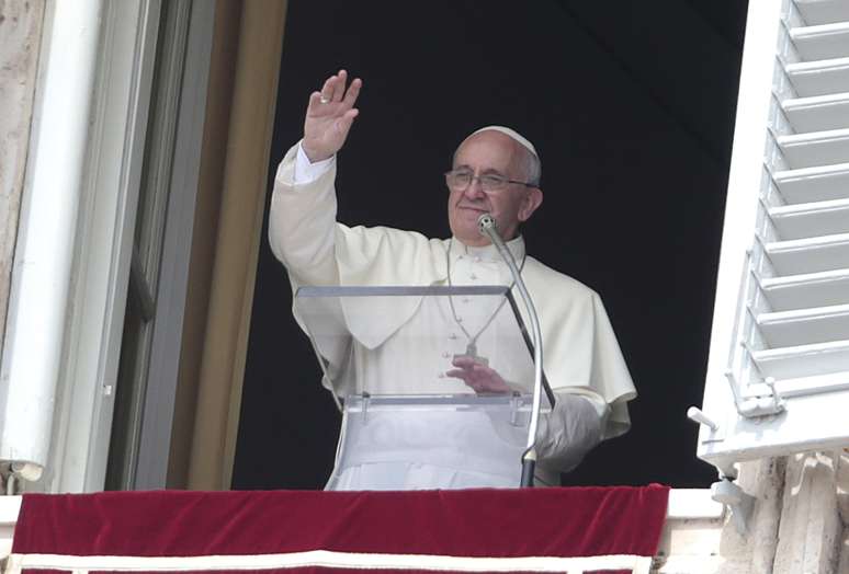 Papa Francisco saúda fiéis reunidos na Praça São Pedro, no Vaticano