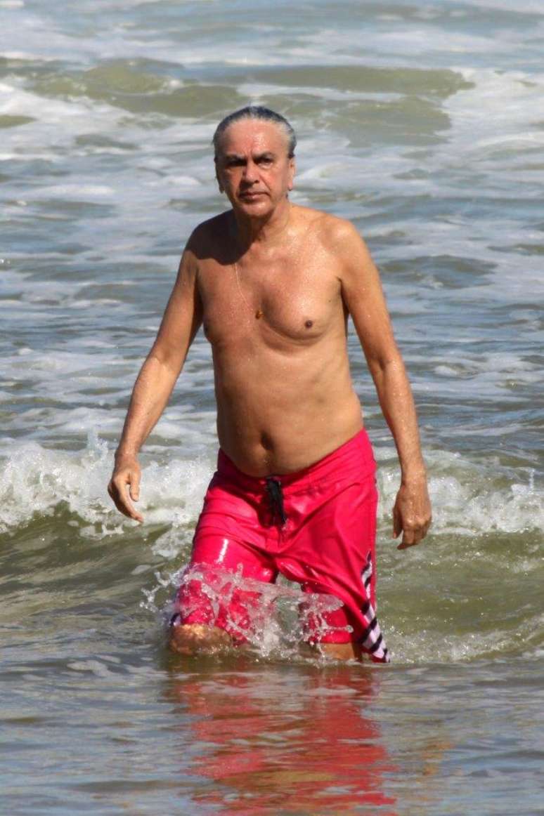 O compositor Caetano Veloso aproveitou o sol do Rio de Janeiro para curtir a praia do Leblon, no Rio de Janeiro nesta segunda-feira (9)