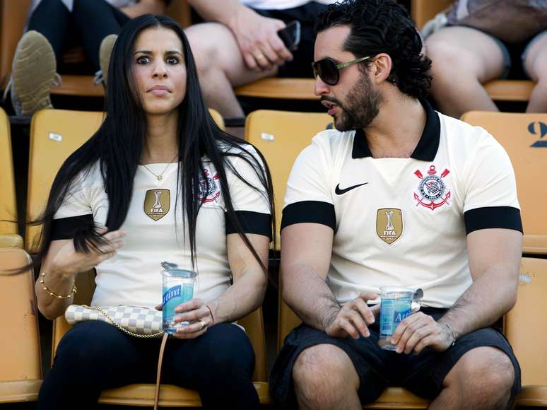 O Corinthians voltou a jogar mal no Pacaembu, na tarde do &uacute;ltimo domingo, e n&atilde;o saiu do empate em 0 a 0 com o lanterna do Campeonato Brasileiro, o N&aacute;utico. Apesar do fraco desempenho da equipe que estava recheada de desfalques, a torcida aproveitou a tarde ensolarada paulistana para curtir um domingo de futebol. Veja fotos da arquibancada e da bandeirinha que chamou a aten&ccedil;&atilde;o dos homens no est&aacute;dio: