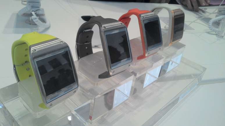 Samsung TV UHD Curva - As TVs de OLED, as TVs com tela curva e as TVs com resolução 4K (quatro vezes maior que as atuais Full HD) foram o grande destaque na feira de eletrônicos CES em Las Vegas, no começo do ano. Na IFA, em Berlim, a Samsung juntou todos esses conceitos em um aparelho e mostrou a primeira TV de tela curva OLED com resolução 4K do mundo. O aparelho é apenas uma prova de conceito