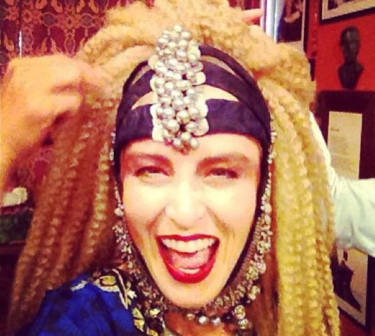 <p>Com maquiagem pesada e peruca, Ang&eacute;lica se vestiu de Elke Maravilha para entrevistar a artista&nbsp;</p>