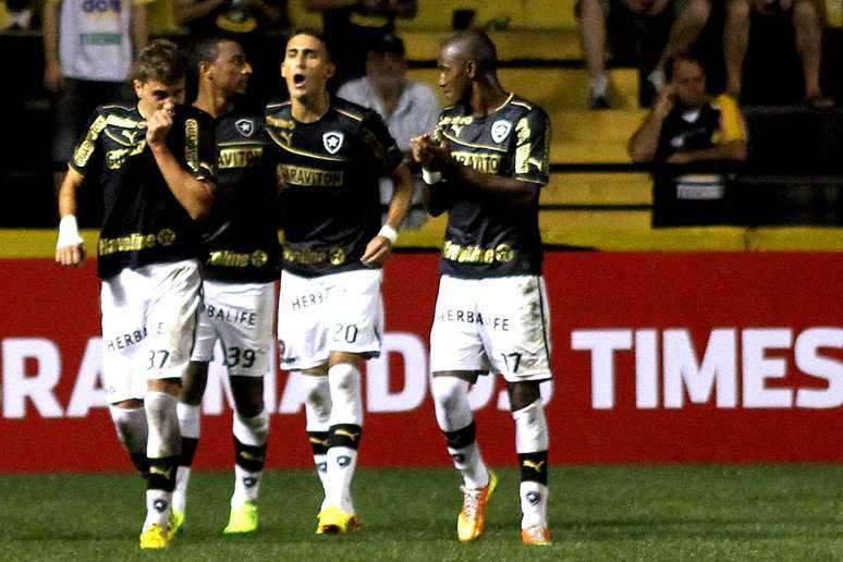 <p>Botafoguenses querem ampliar dist&acirc;ncia para rival direto na briga pelo G-4</p>