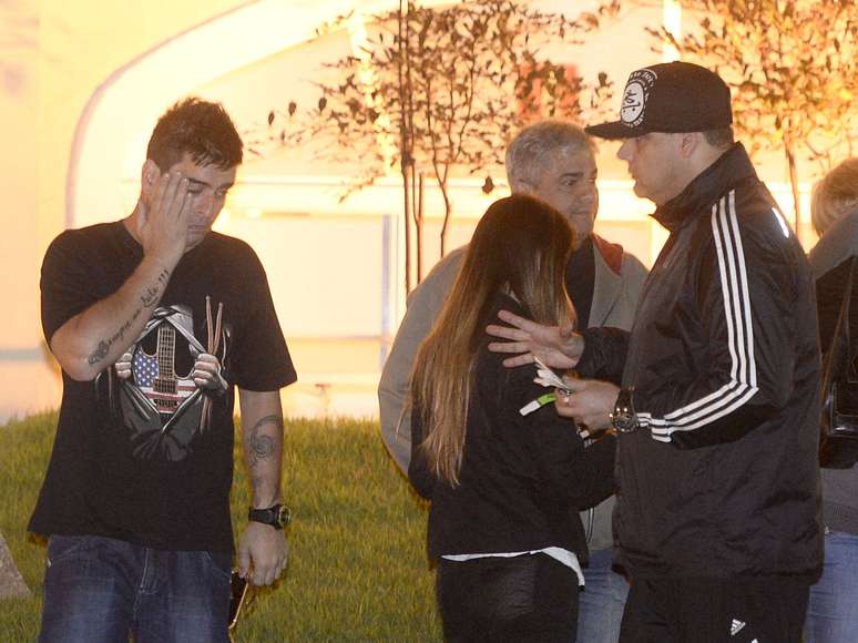 F&atilde;s, familiares e amigos de Champignon estiveram na Memorial Necr&oacute;pole Ecum&ecirc;nica, em Santos, para se despedir do baixista da banda Charlie Brown Jr, que foi encontrado morto em seu apartamento ap&oacute;s disparar um tiro contra sua pr&oacute;pria cabe&ccedil;a