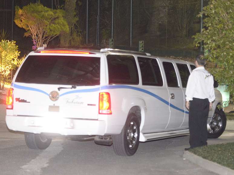 F&atilde;s, familiares e amigos de Champignon estiveram na Memorial Necr&oacute;pole Ecum&ecirc;nica, em Santos, para se despedir do baixista da banda Charlie Brown Jr, que foi encontrado morto em seu apartamento ap&oacute;s disparar um tiro contra sua pr&oacute;pria cabe&ccedil;a