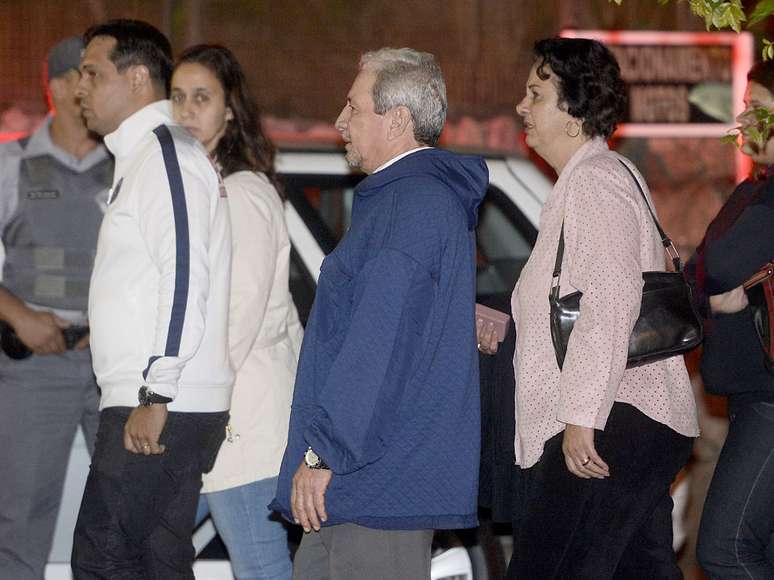 F&atilde;s, familiares e amigos de Champignon estiveram na Memorial Necr&oacute;pole Ecum&ecirc;nica, em Santos, para se despedir do baixista da banda Charlie Brown Jr, que foi encontrado morto em seu apartamento ap&oacute;s disparar um tiro contra sua pr&oacute;pria cabe&ccedil;a