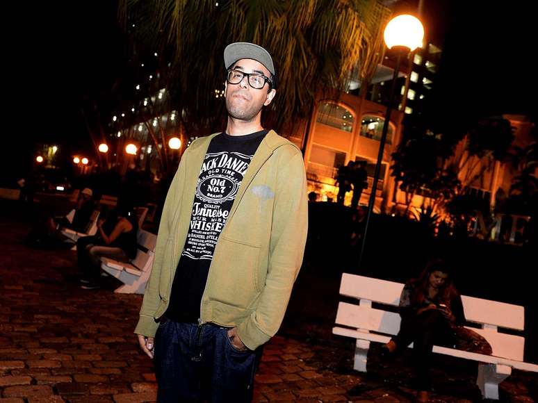 F&atilde;s, familiares e amigos de Champignon estiveram na Memorial Necr&oacute;pole Ecum&ecirc;nica, em Santos, para se despedir do baixista da banda Charlie Brown Jr, que foi encontrado morto em seu apartamento ap&oacute;s disparar um tiro contra sua pr&oacute;pria cabe&ccedil;a