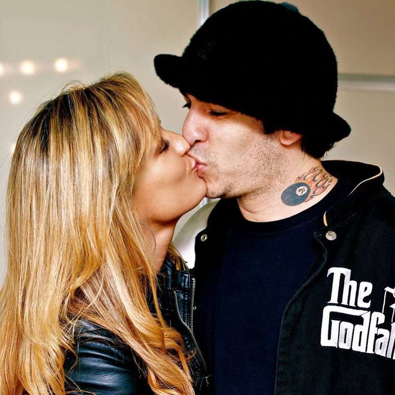 <p>Claudia Bossle Campos, mulher de Champignon, postou uma foto com o m&uacute;sico em seu perfil no Facebook horas antes de ele ter sido encontrado morto nesta segunda-feira (9). Claudia publicava com frequ&ecirc;ncia imagens do casal na rede social</p>