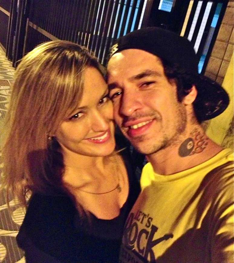 Claudia Bossle Campos, mulher de Champignon, postou uma foto com o músico em seu perfil no Facebook horas antes de ele ter sido encontrado morto nesta segunda-feira (9). Claudia postava com frequência imagens do casal na rede social