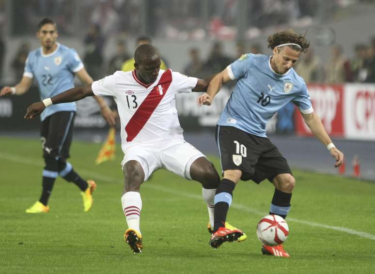 <p>Forlán sofreu contusão no jogo contra o Peru</p>