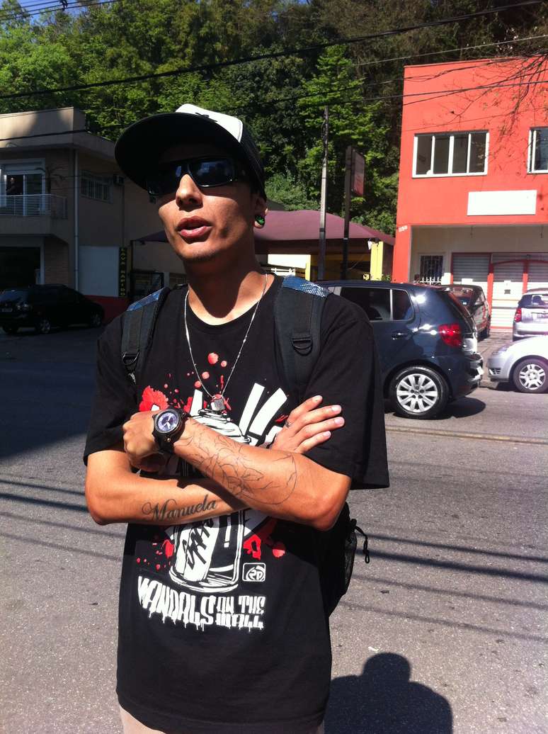 <p>Henrique prestou homenagens ao m&uacute;sico em frente ao seu pr&eacute;dio no Morumbi</p>