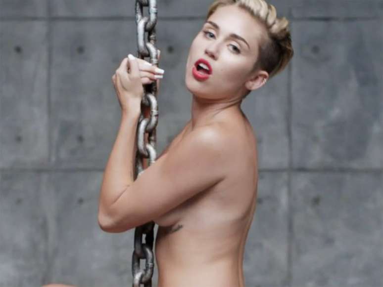 <p>A cantora lançou o videoclipe de 'Wrecking Ball' em seu canal no Youtube</p>