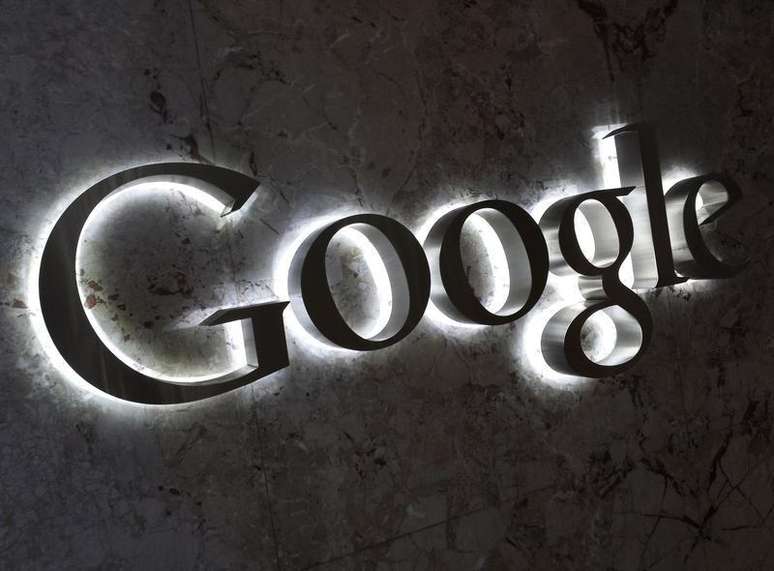 Logo da Google na entrada do escritório da empresa em Toronto, Canadá, 5 de setembro de 2013. O Google ofereceu novas concessões com o objetivo de encerrar uma investigação de três anos sobre reclamações de que a empresa bloqueia competidores e para evitar uma possível multa de 5 bilhões de dólares, disse a Comissão Europeia nesta segunda-feira.