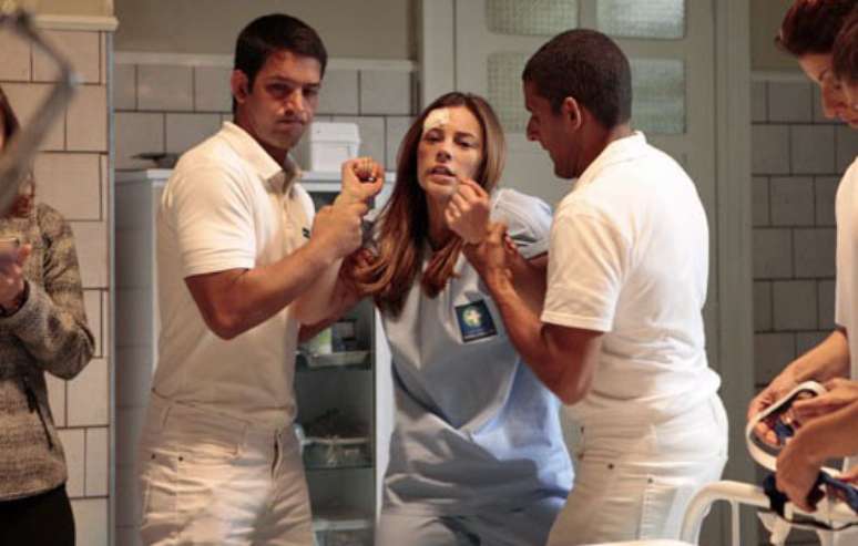 <p>Em&nbsp;<em>Amor &agrave; Vida</em>, Paloma foi for&ccedil;ada a fazer tratamento com corrente el&eacute;trica</p>