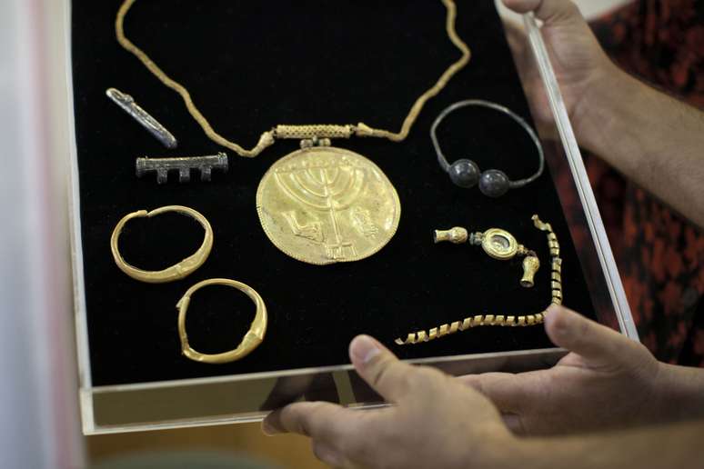 <p>Medalh&atilde;o de ouro e diversas joias de ouro e prata foram apresentados em Jerusal&eacute;m</p>