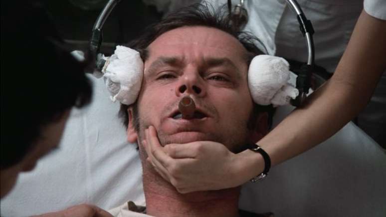 <p>Método com choque utilizado hoje em dia é com anestesia geral, bem diferente do exibido no filme <em>Um Estranho no Ninho</em></p>