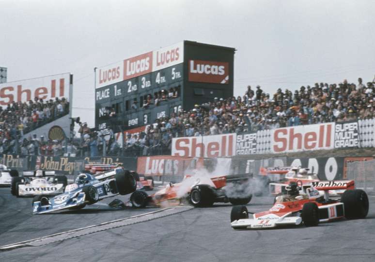 <p>Acidente no GP da Inglaterra de 1976 acirrou os ânimos na Fórmula 1: James Hunt (carro 11, à direita) escapou, relargou e venceu, mas perdeu o primeiro lugar após protesto formal da Ferrari</p>