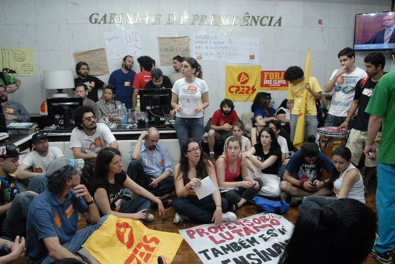 Manifestantes ocupam sala da presidência da Assembleia do RS