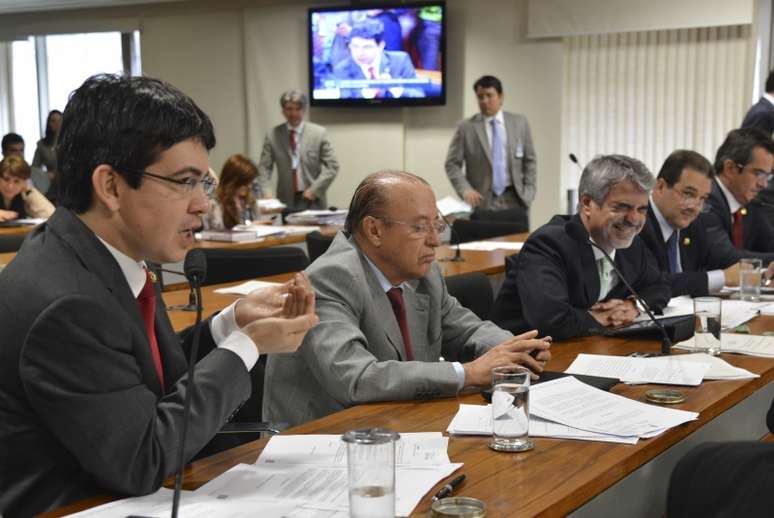 A Comissão de Constituição e Justiça do Senado (CCJ) aprovou nesta terça-feira, com diversas mudanças, o projeto da chamada minirreforma eleitoral