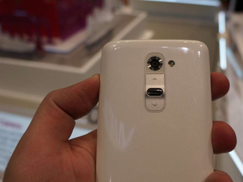 LG G2 não tem botões nas laterais nem na frente, apenas na parte traseira do aparelho