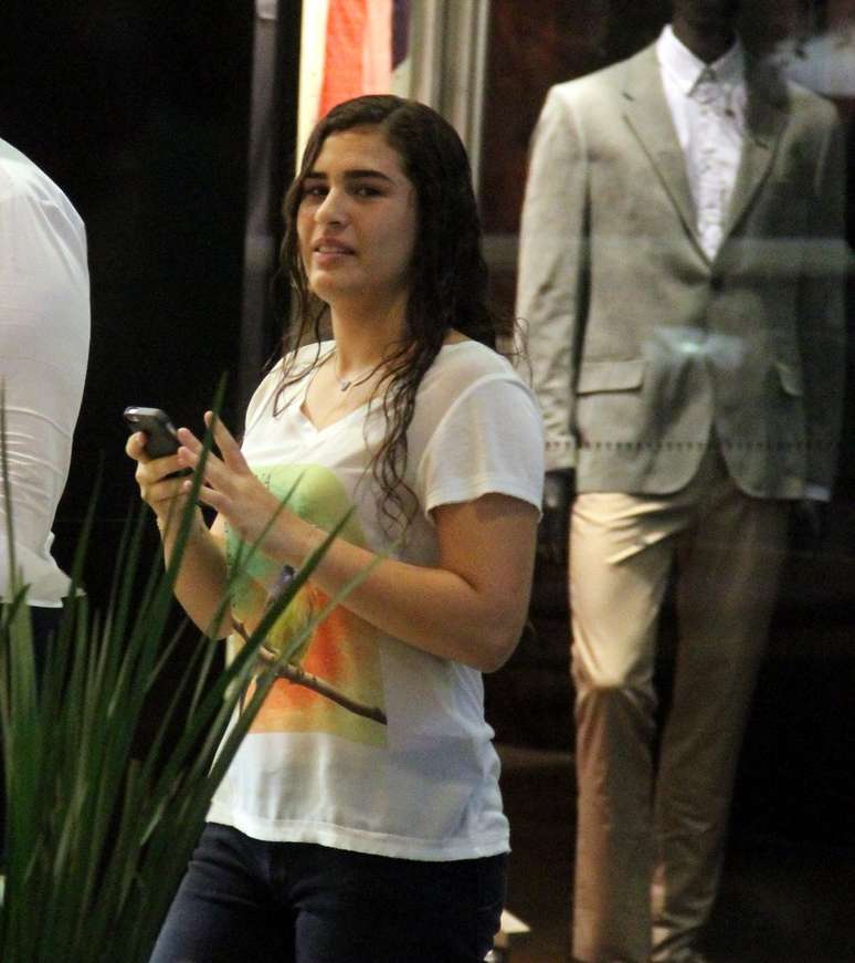 A mulher de Renato Aragão, Lilian, levou Lívian, sua filha com o humorista, a um salão de beleza no shopping Rio Design Barra, na zona oeste do Rio de Janeiro, nesta terça-feira (10)