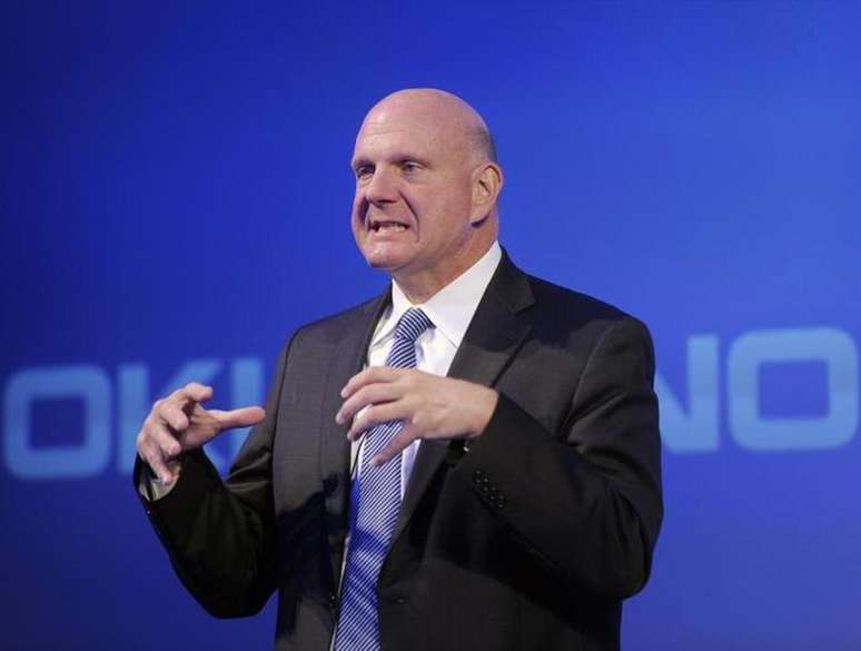 <p>Presidente-executivo da Microsoft, Steve Ballmer, fala durante coletiva de imprensa na sede da Nokia, em Espoo, na Finl&acirc;ndia. Pelo menos tr&ecirc;s dos 20 maiores investidores na Microsoft querem que um especialista em recupera&ccedil;&otilde;es suceda Steve Ballmer como presidente-executivo, e pediram ao conselho da gigante de tecnologia que considere o presidente-executivo da Ford, Alan Mulally, ou o presidente-executivo da Computer Sciences, Mike Lawrie, para o cargo, disseram diversas fontes familiares com o assunto</p>