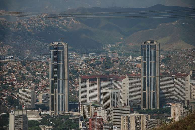 Com 225 metros de altura, as Torres Gêmeas de Caracas são um dos principais cartões postais da cidade e abrigam diversos órgãos governamentais