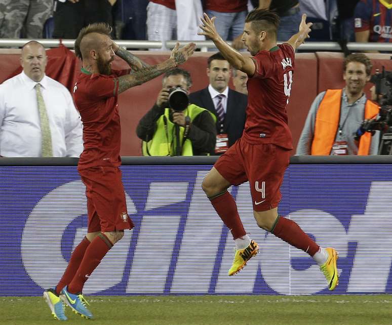 <p>Júlio César ainda lamentou gol marcado por Raul Meireles (esq.)</p>