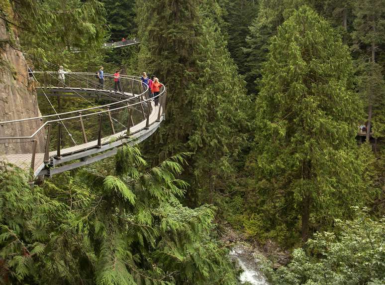 <p>Com 230 metros, a passarela Cliffwalk fica no Canadá</p>