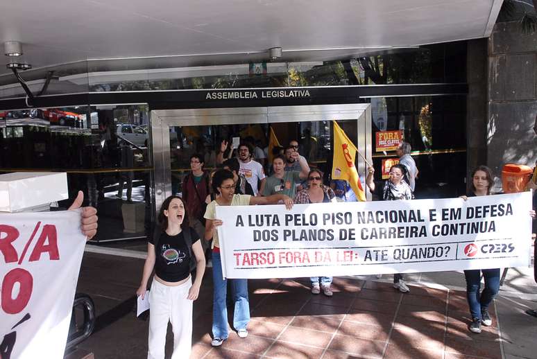 Estudantes e professores deixaram o prédio da Assembleia Legislativa do Rio Grande do Sul nesta manhã