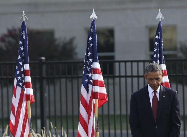 <p>Obama em prece durante homenagem a v&iacute;timas do ataque de 11 de Setembro de 2001</p>