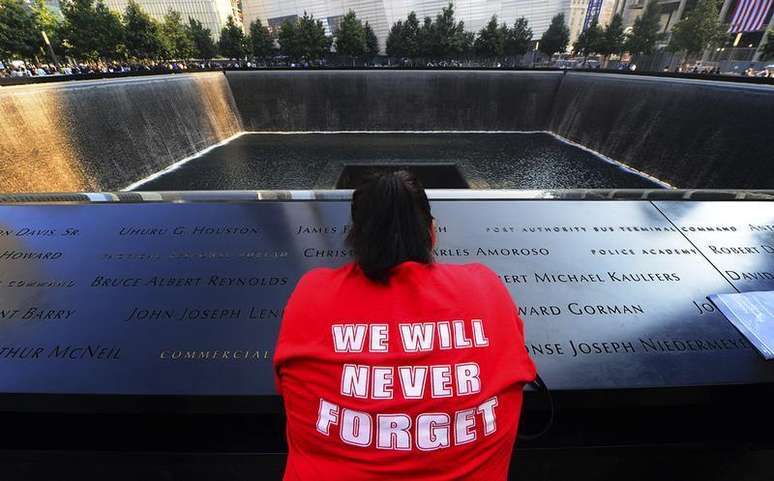 Mulher faz minuto de silêncio no memorial pelo ataque de 11 de setembro durante cerimônia em homenagem das vítimas do World Trade Center, em Nova York. Os norte-americanos marcaram o 12º aniversário dos ataques de 11 setembro com cerimônias solenes e promessas de não esquecer as cerca de 3 mil pessoas que morreram quando aviões sequestrados se chocaram contra o World Trade Center, o Pentágono e um campo na Pensilvânia, em 2001. 11/09/2013.