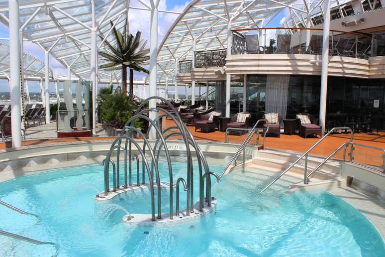 <p>Os convidados e os noivos podem usufruir das opções de lazer do navio. Jacuzzi é do Oasis of The Seas</p>