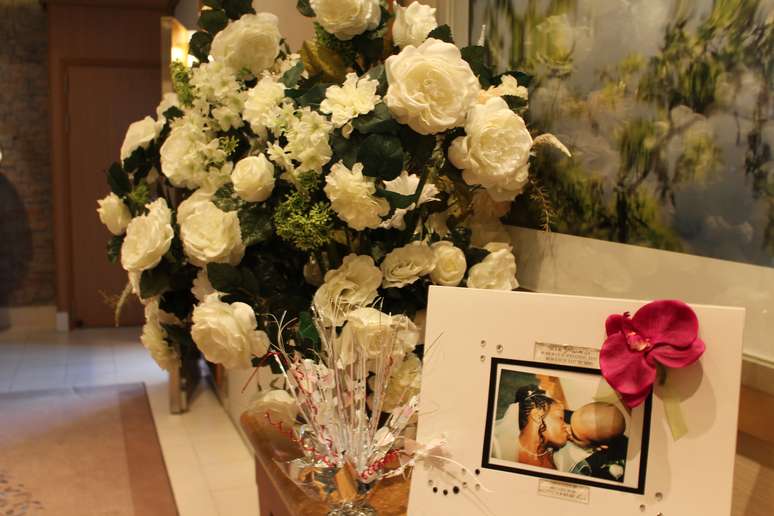 <p>Flores artificiais e foto do casal que reservou o espaço também foi colocada na entrada do evento</p>