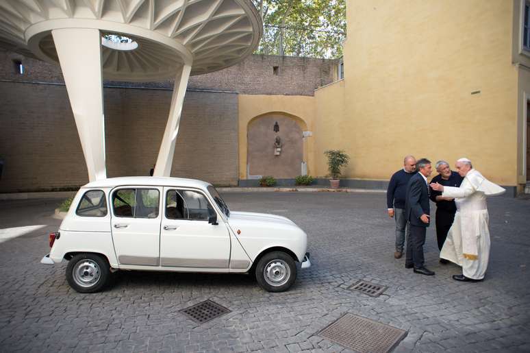 Conhecido por seu estilo humilde, o papa disse que costumava dirigir um carro do mesmo modelo quando morava na Argentina, sua terra natal