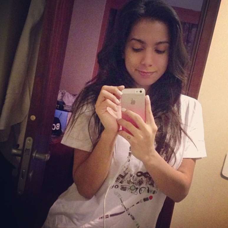 <p>Sempre produzida, Anitta apareceu bem diferente em uma foto publicada na madrugada desta quinta-feira (12), antes de dormir. De camiseta e cabelos soltos, a cantora posou de "cara lavada"</p>