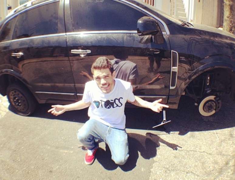 Adriel posa em frente ao carro que teve o pneu furado durante "desaparecimento": "queria ficar longe de tudo", disse