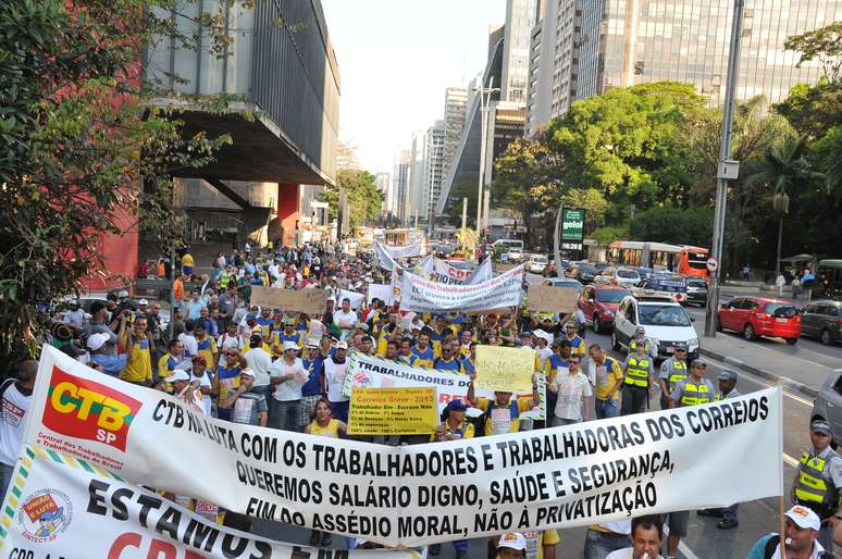 Funcionários dos Correios se reúnem no vão livre do MASP, na avenida Paulista, em São Paulo, para assembleia e passeata, na tarde desta quinta-feira