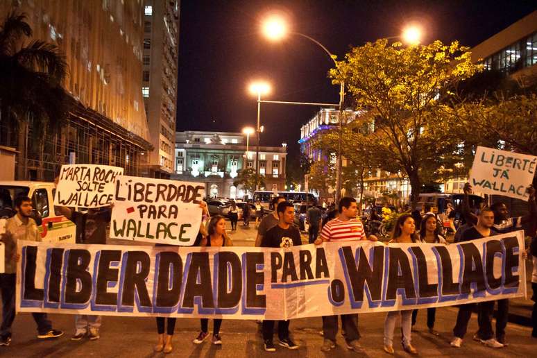 Manifestantes protestaram e pediram a libertação dos detidos por administrar a página do movimento Black Bloc no Facebook