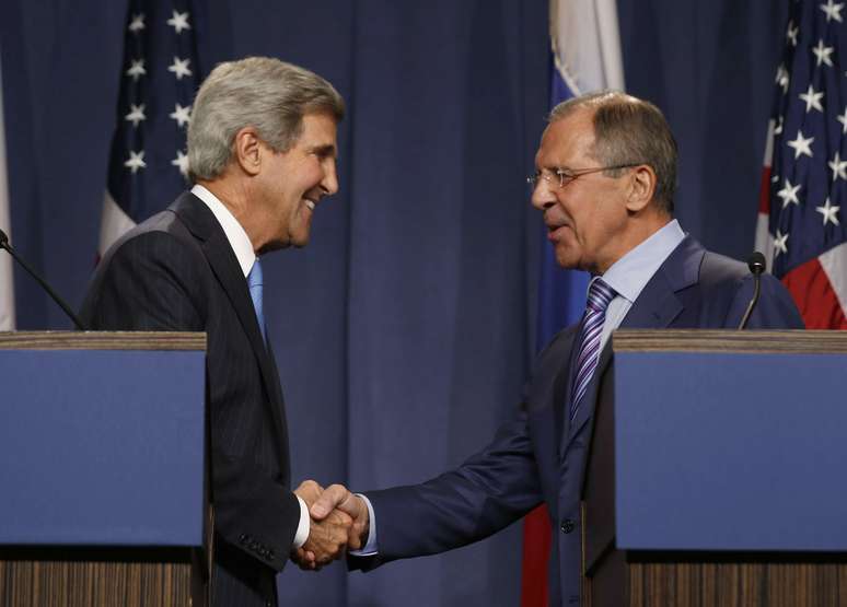 O secretário de Estado americano, John Kerry, cumprimenta o ministro das Relações Exteriores russo, Serguei Lavrov