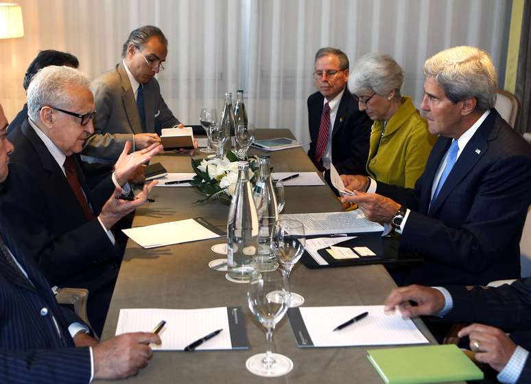 As comissões russa (esq.) e americana, lideradas pelos chanceleres Lavrov e Kerry (centro), na reunião em Genebra