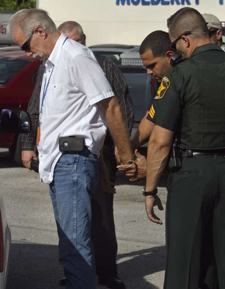 Terry Jones é algemado por policiais após ser parado em rodovia na localidade de Mulberry, no Estado da Flórida 