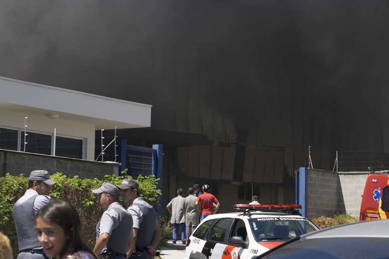 <p>&Agrave;s 12h, bombeiros&nbsp;ainda trabalhavam&nbsp;no combate ao fogo</p>