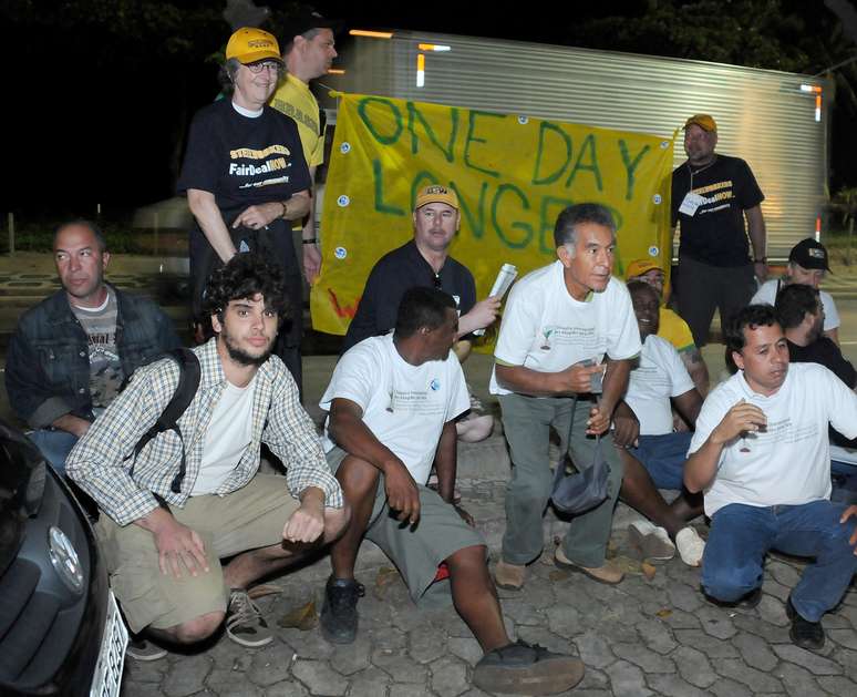 Manifestantes posam para agente infiltrado que se passou por jornalista durante protesto em frente à casa do presidente da Vale