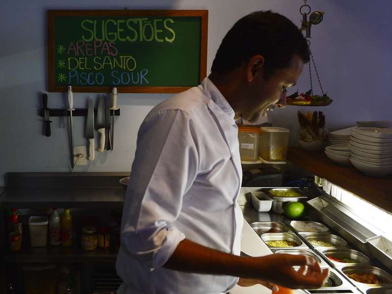 <p>Dabogerto Torres cuida da cozinha do Suri com a ajuda de mais dois cozinheiros</p>