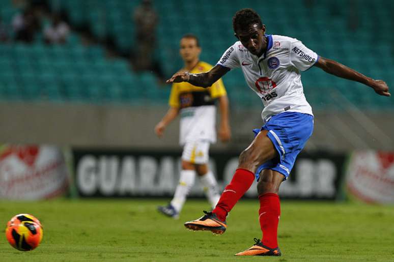 Meia do Bahia publica foto com jogador que provocou a torcida do